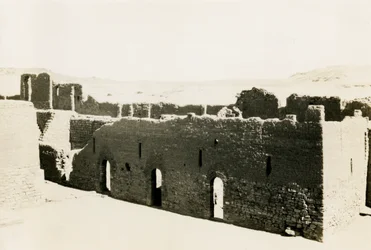 Alojamiento en la terraza inferior del Monasterio de San Simeón, Asuán, Egipto, fotografía de Ugo Monneret de Villard