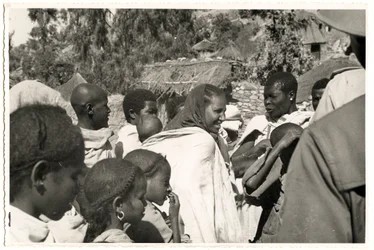 Hombres, mujeres y niños en Axum, Etiopía, fotografía de Ugo Monneret de Villard