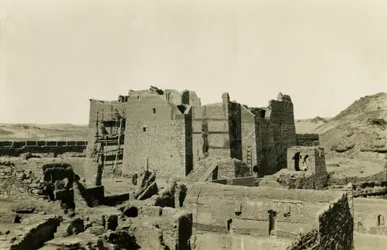 Monasterio de San Simeón durante su restauración, Asuán, Egipto, fotografía de Ugo Monneret de Villard