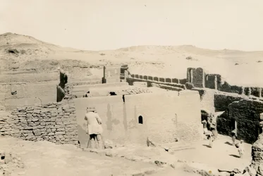 Monasterio de San Simeón, mirando hacia la terraza inferior, Asuán, Egipto, con Ugo Monneret de Villard de pie de espaldas a la cámara, fotografía de Ugo Monneret de Villard.