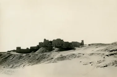 Monasterio de San Simeón, visto desde el norte, Asuán, Egipto, fotografía de Ugo Monneret de Villard
