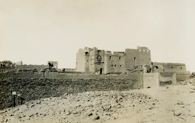 Monasterio de San Simeón, visto desde el exterior por el este, Asuán, Egipto, fotografía de Ugo Monneret de Villard