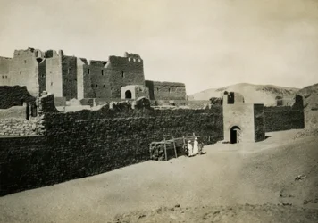 Monasterio de San Simeón, visto desde el exterior con el muro oriental, Asuán, Egipto, fotografía de Ugo Monneret de Villard.