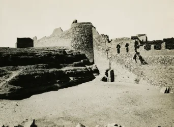 Monasterio de San Simeón, visto desde el sureste, Asuán, Egipto, fotografía de Ugo Monneret de Villard