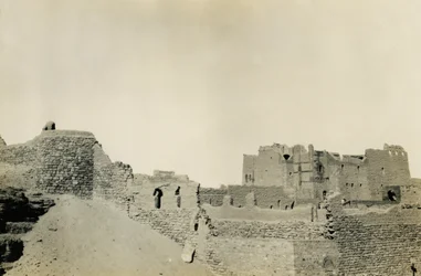 Monasterio de San Simeón, visto desde el sureste, Asuán, Egipto, fotografía de Ugo Monneret de Villard