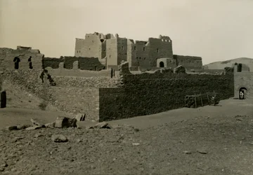 Monasterio de San Simeón, visto desde el sureste, Asuán, Egipto, fotografía de Ugo Monneret de Villard
