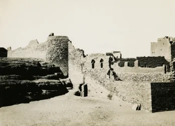 Monasterio de San Simeón, visto desde el sureste, Asuán, Egipto, fotografía de Ugo Monneret de Villard
