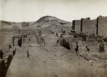 Monasterio de San Simeón, visto desde la zona de terrazas al suroeste, Asuán, Egipto, fotografía de Ugo Monneret de Villard.