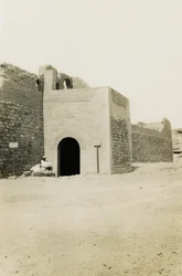 Monasterio de San Simeón, vista de la puerta y la torre oriental, Asuán, Egipto, fotografía de Ugo Monneret de Villard