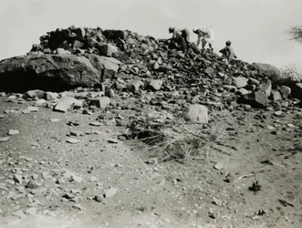 Ruinas en la región de Goz Regeb, Sudán, fotografía de Ugo Monneret de Villard, hacia 1925.