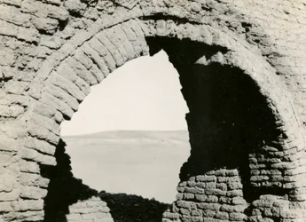 Ruinas de una iglesia en el desierto, detalle de la pechina de la cúpula, Adindan, Egipto, fotografía de Ugo Monneret de Villard.