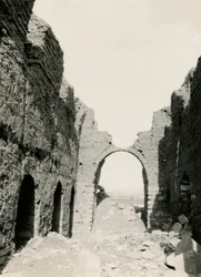 Ruinas de una iglesia cerca del río Nilo, vista del interior, Adendan, Egipto, fotografía de Ugo Monneret de Villard