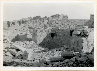 Ruinas de la iglesia meridional, vista del ábside, Sabagura, Egipto, fotografía de Ugo Monneret de Villard.