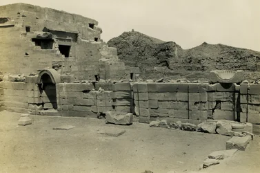 Ruinas de la iglesia copta cerca del templo de Hathor, Dendera, Egipto, fotografía de Ugo Monneret de Villard.