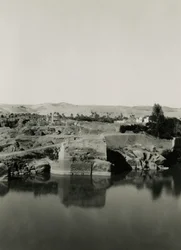 Ruinas del templo de la isla Elefantina, con el baño de Cleopatra en primer plano, Asuán, Egipto, fotografía de Ugo Monneret de Villard.