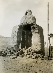 Tumba en necrópolis, Qasr Ibrim, Egipto, fotografía de Ugo Monneret de Villard