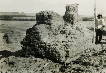 Tumba en necrópolis, Qasr Ibrim, Egipto, fotografía de Ugo Monneret de Villard