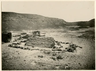 Tumba en la necrópolis meridional de Qasr Ibrim (Egipto), fotografía de Ugo Monneret de Villard.