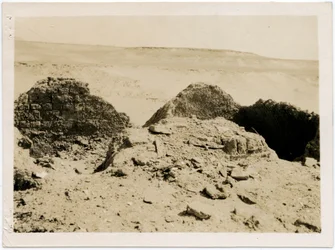 Tumbas en la necrópolis, Monasterio de San Simeón, Asuán, Egipto, fotografía de Ugo Monneret de Villard