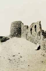 Torre del Monasterio de San Simeón, Asuán, Egipto, fotografía de Ugo Monneret de Villard