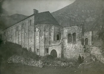 Vista de la abadía de San Pietro al Monte, Civate, Lombardía, Italia, fotografía de Ugo Monneret de Villard, hacia 1910.