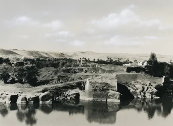 Vista de la isla Elefantina con el Nilo, Egipto, fotografía de Ugo Monneret de Villard