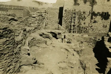 Vista de la zona comercial del Monasterio de San Simeón, Asuán, Egipto, fotografía de Ugo Monneret de Villard