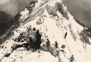 Operaciones de anidación de ametralladoras en el Monte Nero durante la Primera Guerra Mundial (foto en blanco y negro)