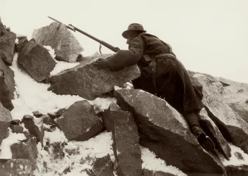 Servicio de centinela en Adamello durante la Primera Guerra Mundial (foto en blanco y negro)