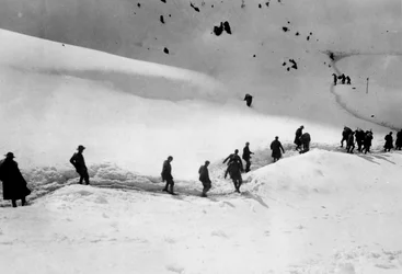 Soldados marchando hacia Freikofel durante la Primera Guerra Mundial (foto en blanco y negro)