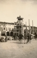 El monumento ecuestre "Gattamelata", en restauración, en Padua durante la Primera Guerra Mundial