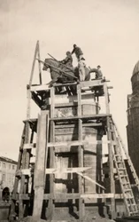 El monumento ecuestre "Gattamelata" en restauración en Padua durante la Primera Guerra Mundial