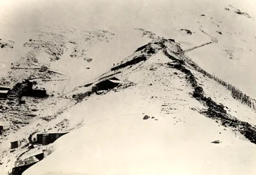 Trincheras y vallas en las laderas del Monte Nero durante la Primera Guerra Mundial (foto en blanco y negro)