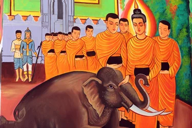 Templo budista Wat Si Muang. Pintura que representa la historia de la vida de Shakyamuni Buda. Un elefante salvaje domesticado por la bondad amorosa