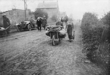 Un soldado británico ayudando a una mujer a regresar a su aldea, Francia, 1918