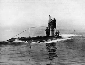 Un submarino británico en la superficie del agua