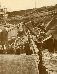 Un buzo con eufonio y espadas del Kaiser alemán hundido en Scapa, c1930
