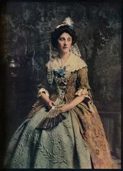 Un vestido de principios del siglo XVIII, con un fino ejemplo de enagua acolchada, c1913