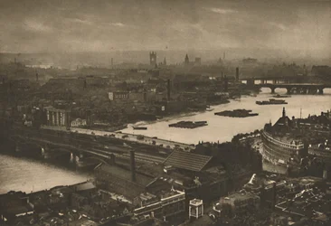 Una última mirada a la maravillosa Londres desde la cruz en la cúpula de San Pablo, c1935