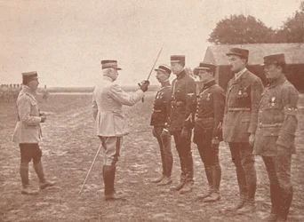 Un general francés otorgando condecoraciones a aviadores, c. 1918 1919