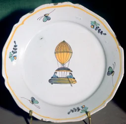 Un plato de loza francesa que representa el viaje en globo de Jean-Pierre Blanchard