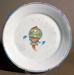 Un plato de loza francesa con aeronautas con banderas, 1785