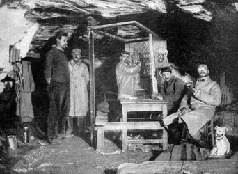 Un poste telefónico francés en una cueva, Francia, Primera Guerra Mundial, 1915