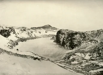 Un lago de agua dulce cerca del Cabo Barne, c1908