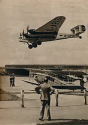 Un avión Junkers alemán llegando al aeropuerto de Croydon, c1934 c1937