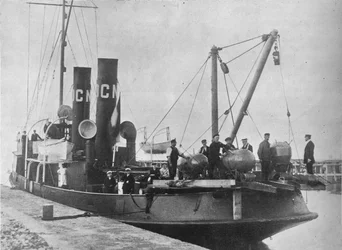 Un minador alemán saliendo del puerto con sus minas listas en la cubierta, 1914