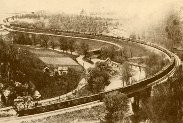 Un tren de mercancías gigantesco de cincuenta y cuatro vagones tirado por una locomotora, Ferrocarril Chicago y Noroeste, 193