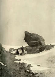 Un gran canto rodado de Kenia cerca de los cuarteles de invierno, c. 1908, 1909