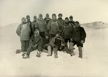 Un grupo del equipo de la costa en los cuarteles de invierno, c1908