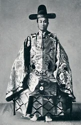 Un noble de la corte japonesa con vestimenta antigua, 1902